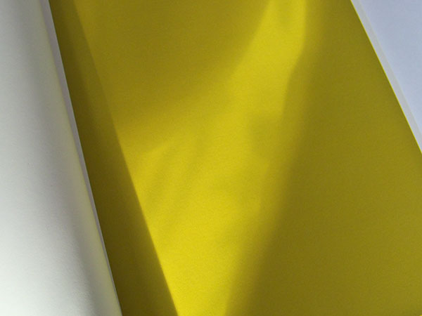 Gelb im Schatten